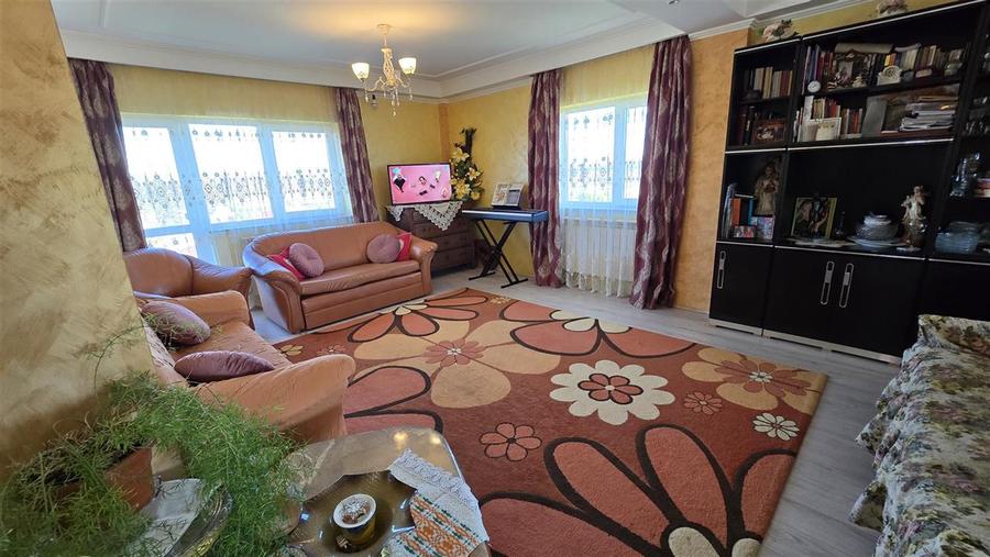 Casă individuală cu 7 camere cu Teren 2167 Mp în Rușii-Mănăstioara