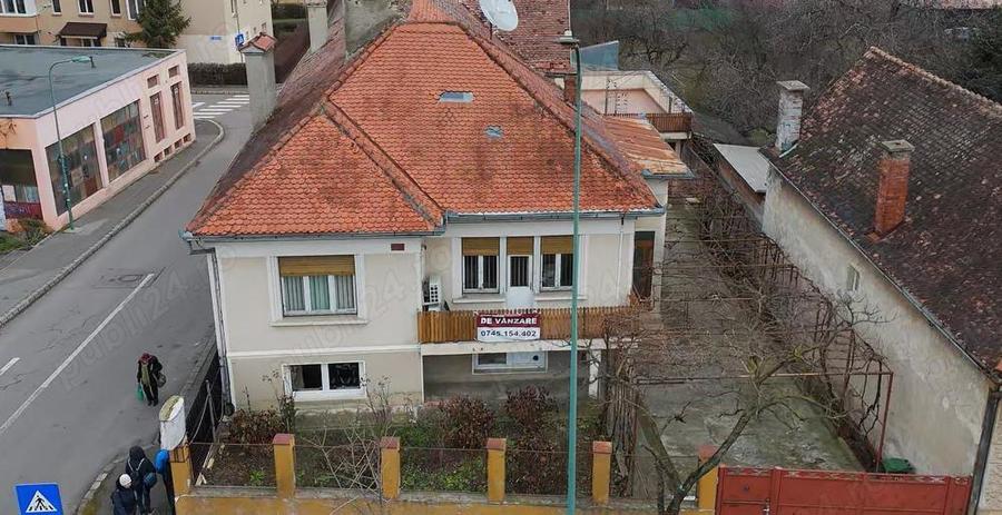 Casă cu 6 camere în Central