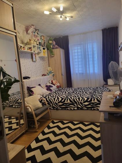 Apartament cu 4 camere semidecomandat în Craiovița Nouă