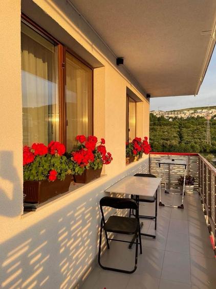 Apartament cu 3 camere semidecomandat, mobilat în Florești