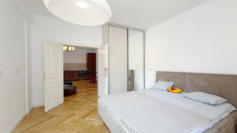 Apartament cu 3 camere semidecomandat, mobilat în Central