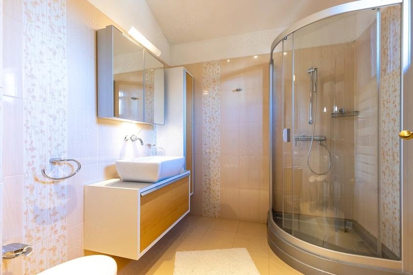 Apartament cu 6 camere decomandat în Clăbucet