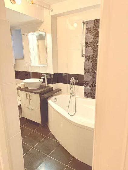 Apartament cu 3 camere semidecomandat în Arcul de Triumf