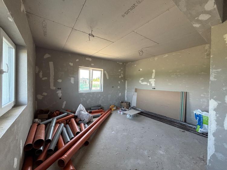 Duplex cu 4 camere cu Canalizare în Mohu