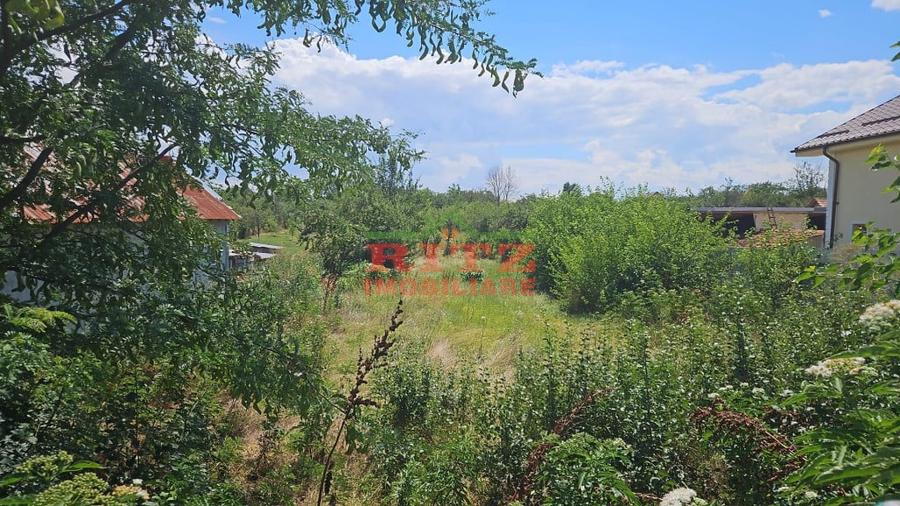 Teren de 2100 mp, în Central