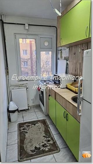 Apartament cu 3 camere semidecomandat în Km 4