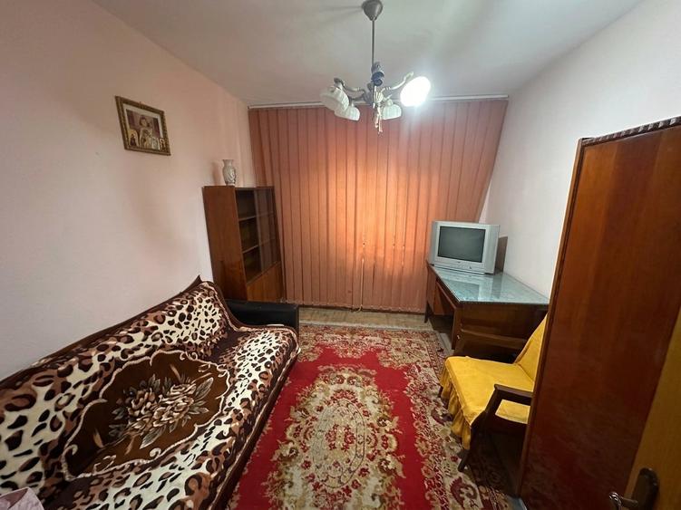Apartament cu 3 camere decomandat, mobilat în Sud