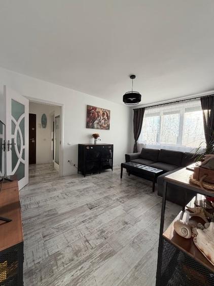 Apartament cu 3 camere semidecomandat, mobilat în Faleza Nord