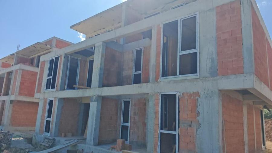 Duplex cu 4 camere cu Canalizare în 1 Decembrie 1918