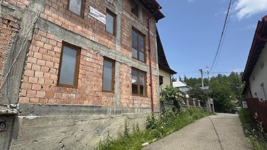 Casă individuală cu 9 camere cu Teren 400 Mp în Nord