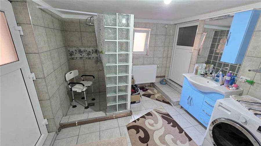 Casă individuală cu 7 camere cu Canalizare în Răcășdia