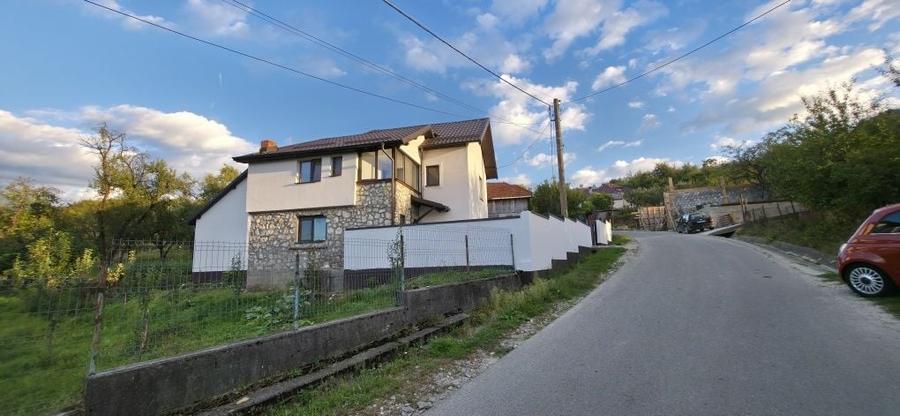 Casă cu 4 camere cu Teren 3468 Mp în Central