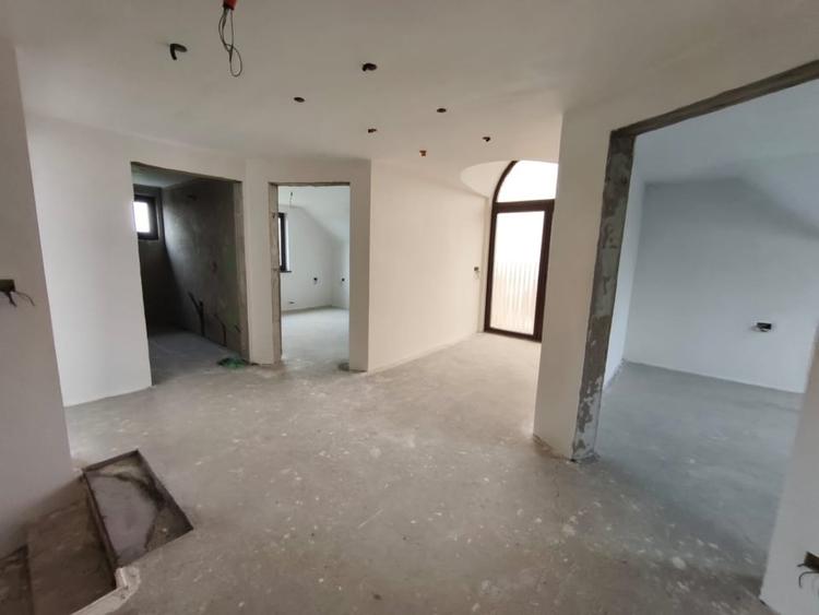 Casă individuală cu 7 camere cu Garaj în Marginea
