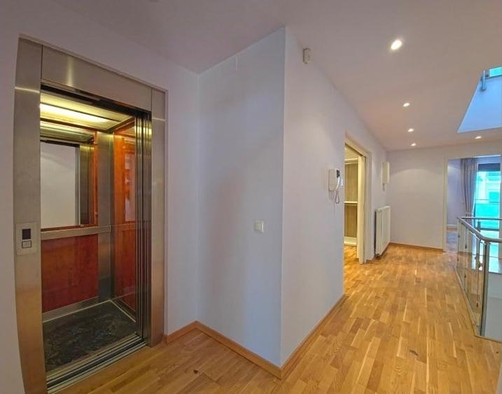Casă cu 7 camere cu Teren 300 Mp în Băneasa