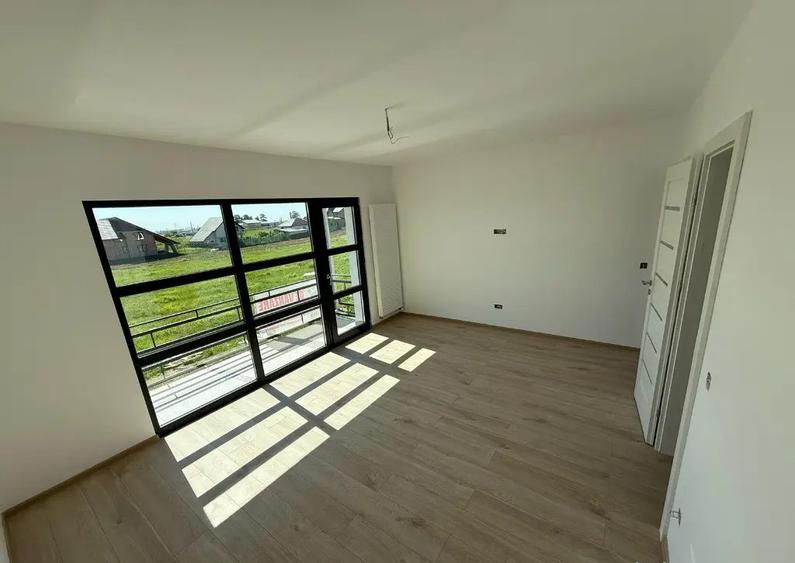 Casă cu 5 camere cu Teren 490 Mp în Păulești