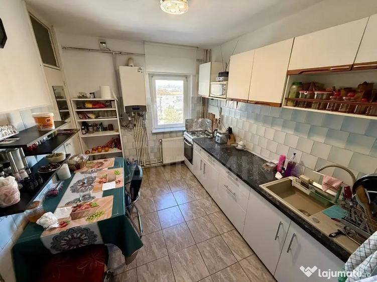 Apartament cu 4 camere decomandat în Craiovița Nouă