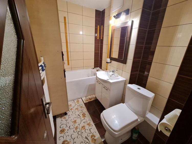 Apartament cu 3 camere decomandat în Tractorul
