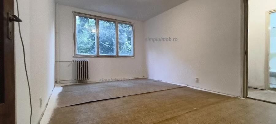 Apartament cu 3 camere semidecomandat în Berceni