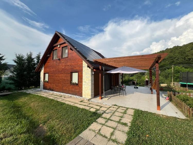 Casă individuală cu 5 camere cu Teren 1200 Mp în Sălicea