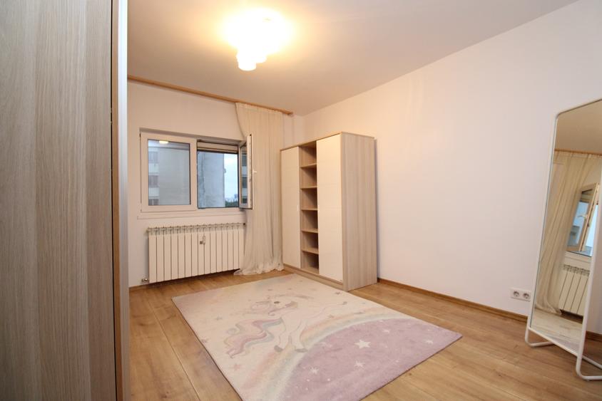 Apartament cu 3 camere decomandat în Drumul Taberei