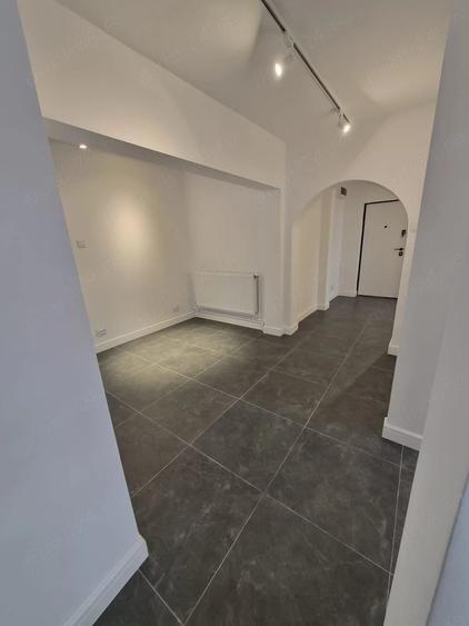 Apartament cu 5 camere decomandat în Est