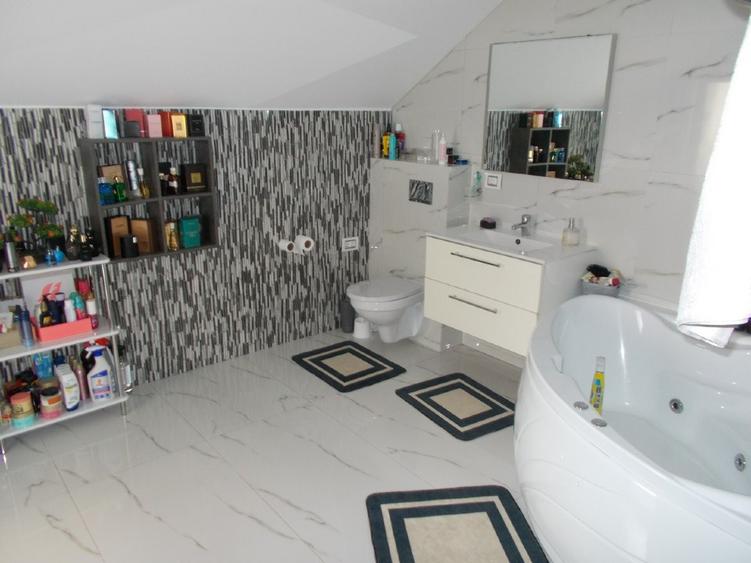 Duplex cu 4 camere cu Teren 325 Mp în Parța