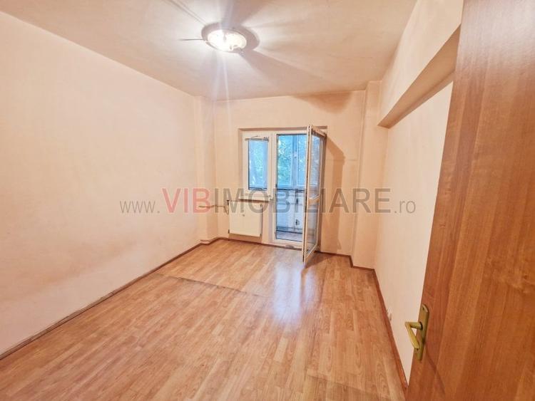 Apartament cu 4 camere semidecomandat, mobilat în Văcăresti