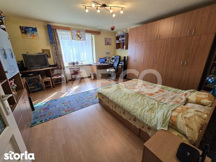 Casă cu 6 camere cu Canalizare în Sub Arini