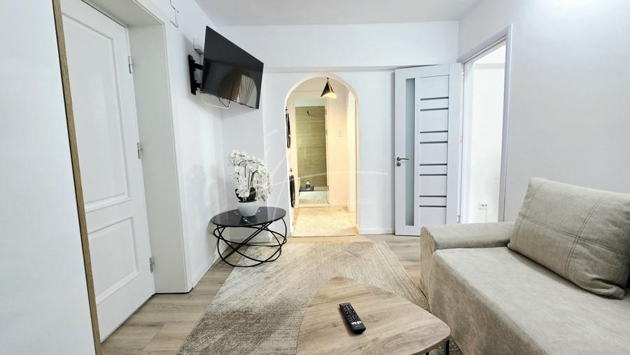 Apartament cu 3 camere semidecomandat, mobilat în Unirii