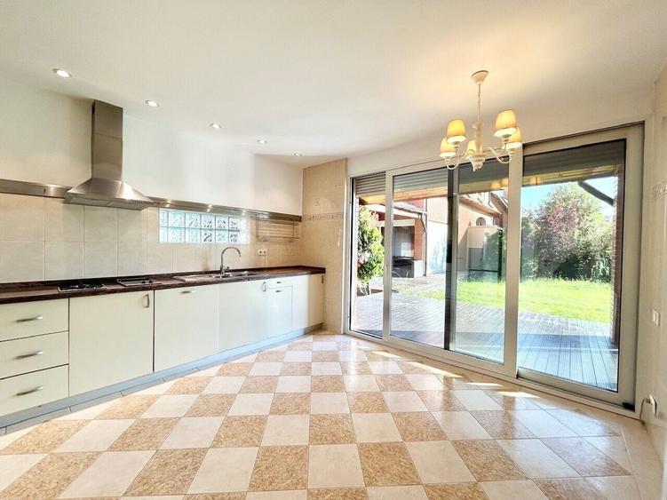 Duplex cu 6 camere cu Piscina în Iancu Nicolae