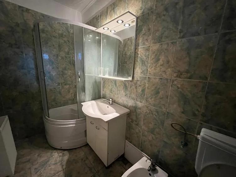 Casă cu 8 camere cu Garaj în Central