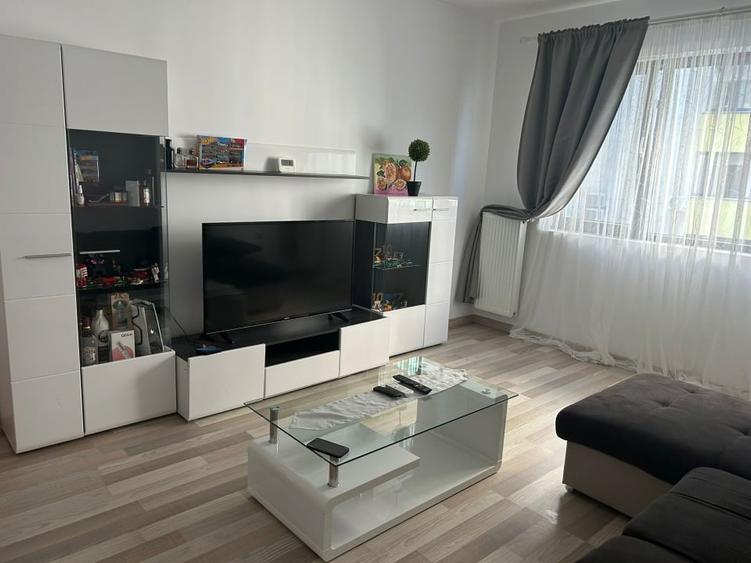 Apartament cu 3 camere decomandat, mobilat în Parcul Carol