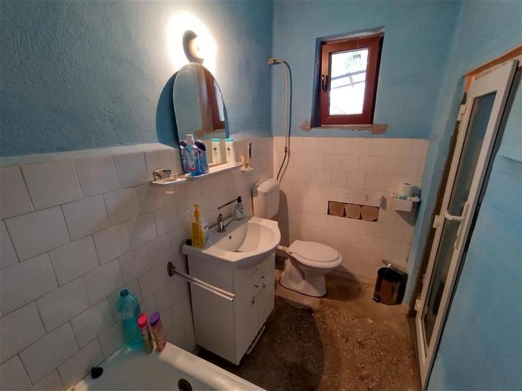 Casă individuală cu 3 camere cu Canalizare în Vest
