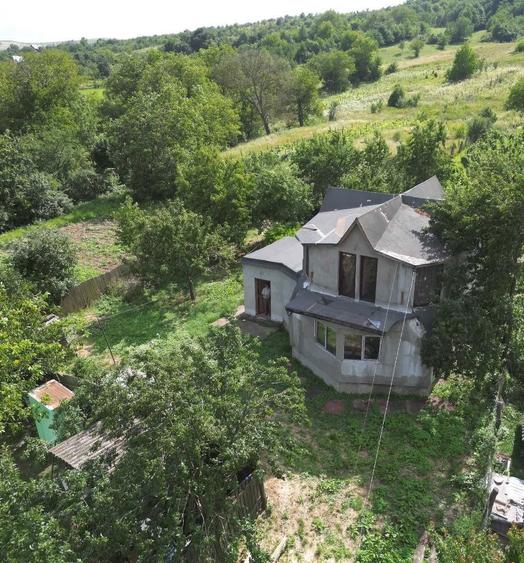 Casă cu 4 camere decomandat în Dobrovăț