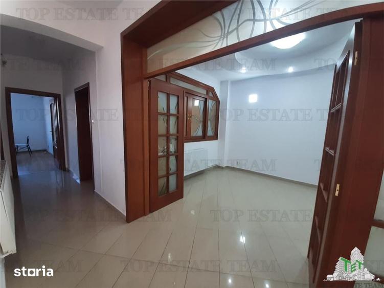 Casă cu 9 camere cu Teren 365 Mp în Tineretului