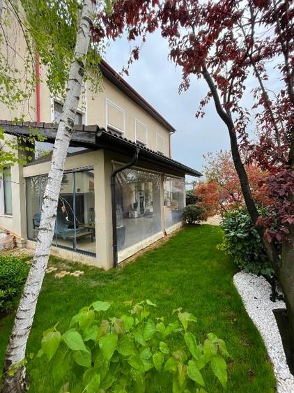Casă individuală cu 8 camere cu Canalizare în Central