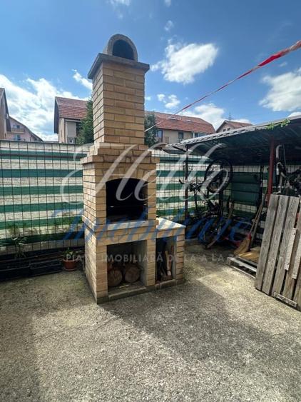 Apartament cu 4 camere semidecomandat în Florești
