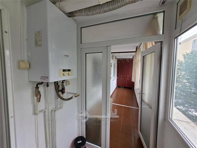 Apartament cu 3 camere decomandat, mobilat în Nicolina