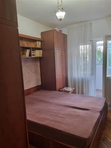 Apartament cu 3 camere decomandat în Podul de Fier