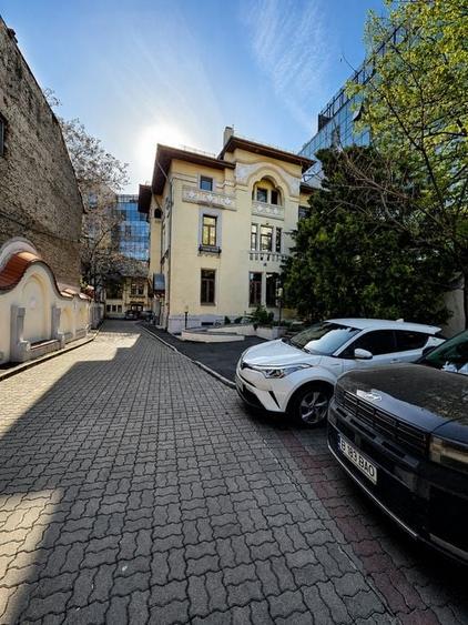 Birou, de 2,096 mp, în P-ța Romană