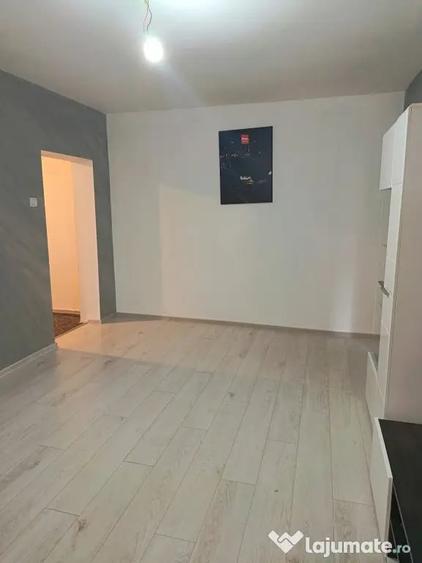 Apartament cu 3 camere semidecomandat în Nord