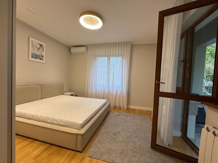 Apartament cu 3 camere semidecomandat, mobilat în Capitale
