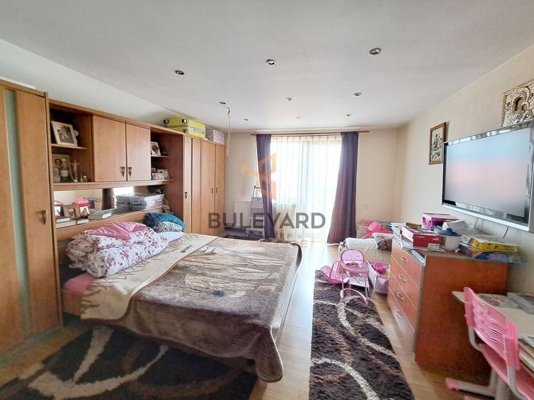Casă individuală cu 10 camere cu Canalizare în Central
