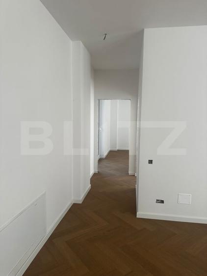 Apartament cu 4 camere semidecomandat în Central
