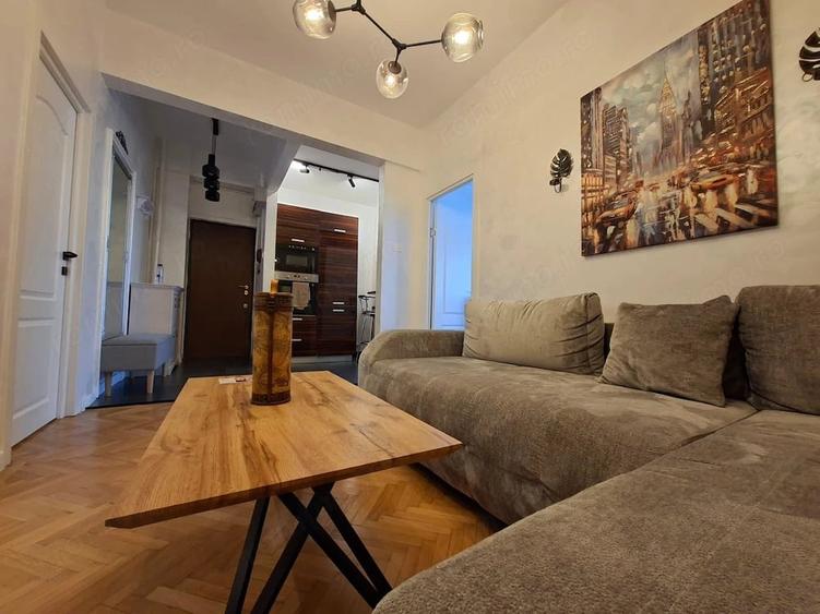 Apartament cu 5 camere semidecomandat în Romană