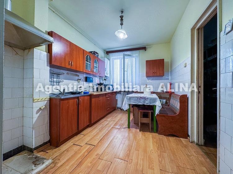 Apartament cu 4 camere decomandat în Liliacului