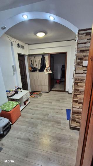 Apartament cu 3 camere decomandat, mobilat în Aleea Carpați