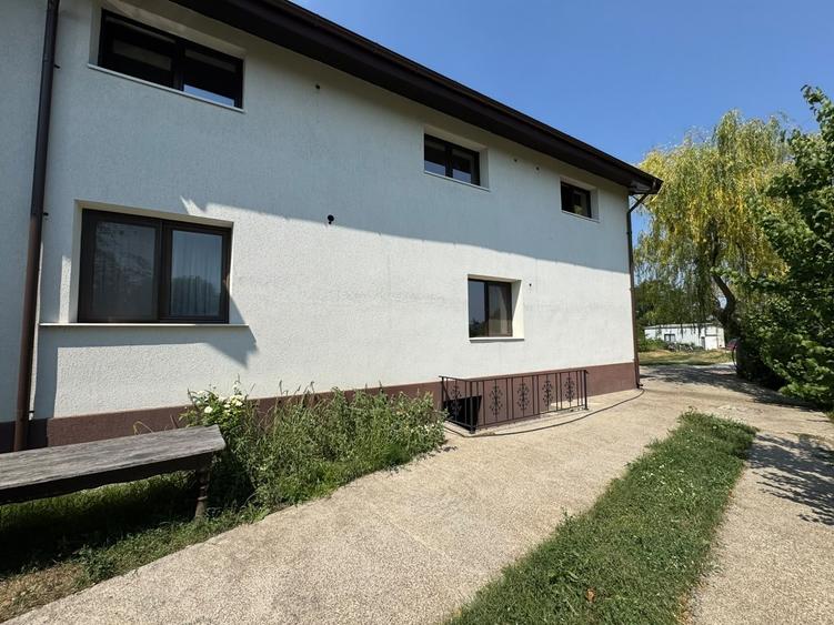 Casă individuală cu 16 camere cu Piscina în Copou