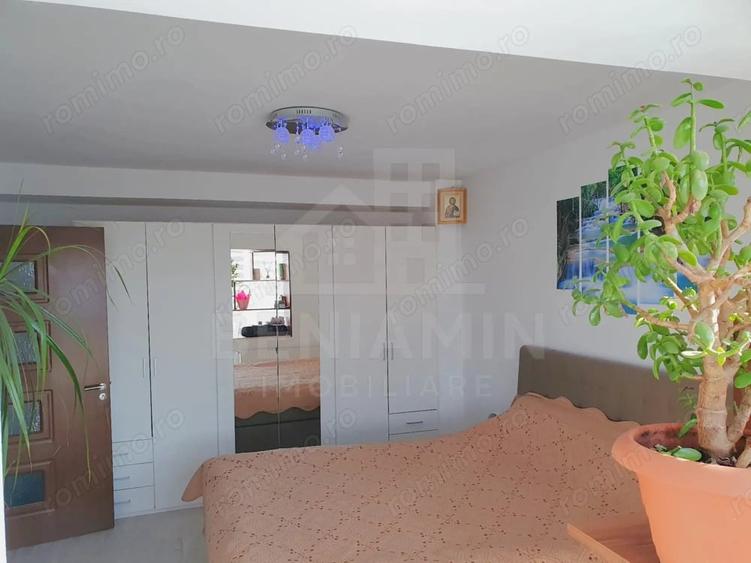 Apartament cu 4 camere decomandat în Noua