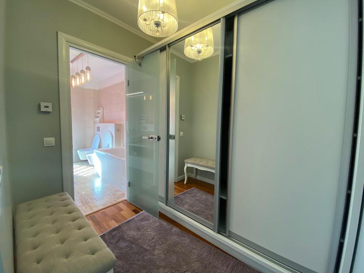 Apartament cu 4 camere decomandat în Sisești